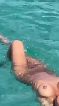 セクシーなモニカフォックスは、暑い国のプールや海で裸で泳ぐ