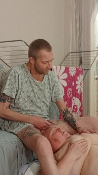 Macocha z dużymi cyckami liże moje jaja i szarpię mojego kutasa i spermę w jej ustach i na jej twarzy