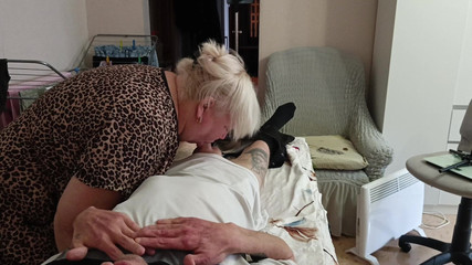 Zona901: Nachbarin lutscht und wichst meinen schwanz auf dem massagetisch und...