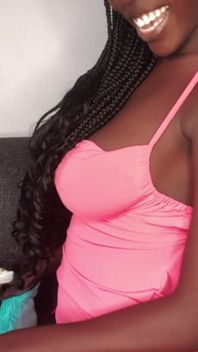 Sexy Kenyan Babe Twerking in a Pink Dress Just for You!