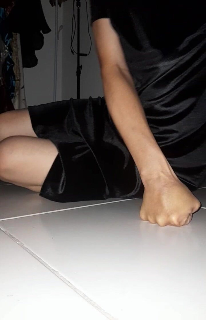 Naomisinka: Masturbazione di travestito asiatico con abito in velluto nero