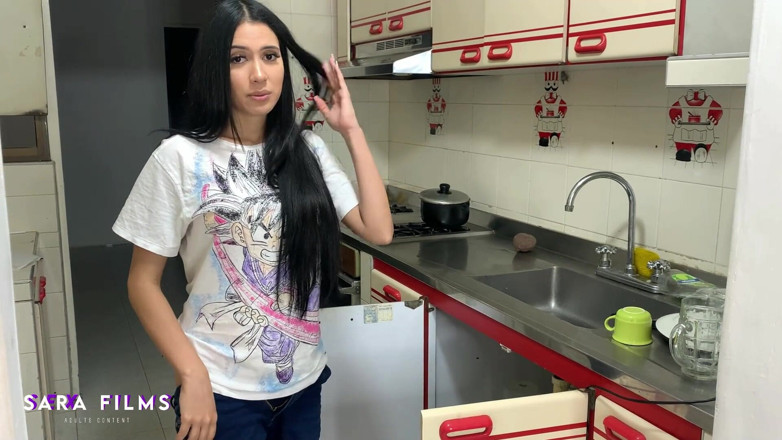 Sara films: Un plombier excité montre son énorme cul