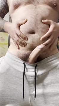 Un gros nichon joue avec son ventre puis suce une grosse éjac
