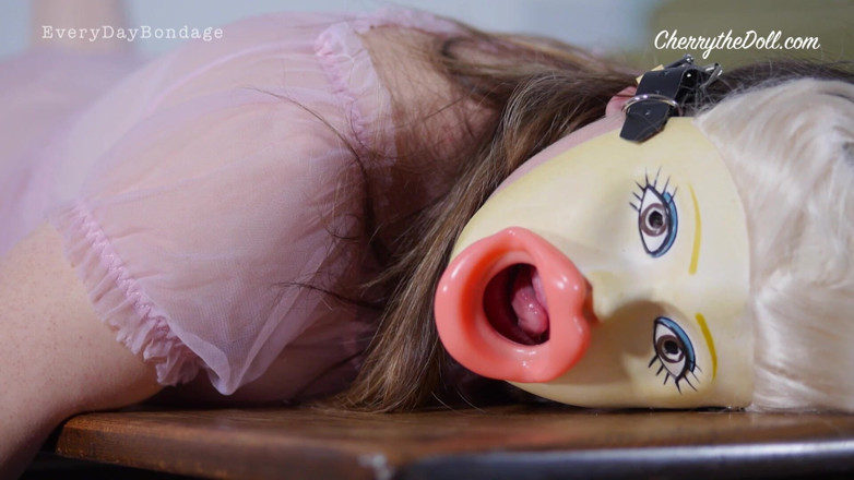 Cherry The Doll: Связанная по рукам и ногам кукла