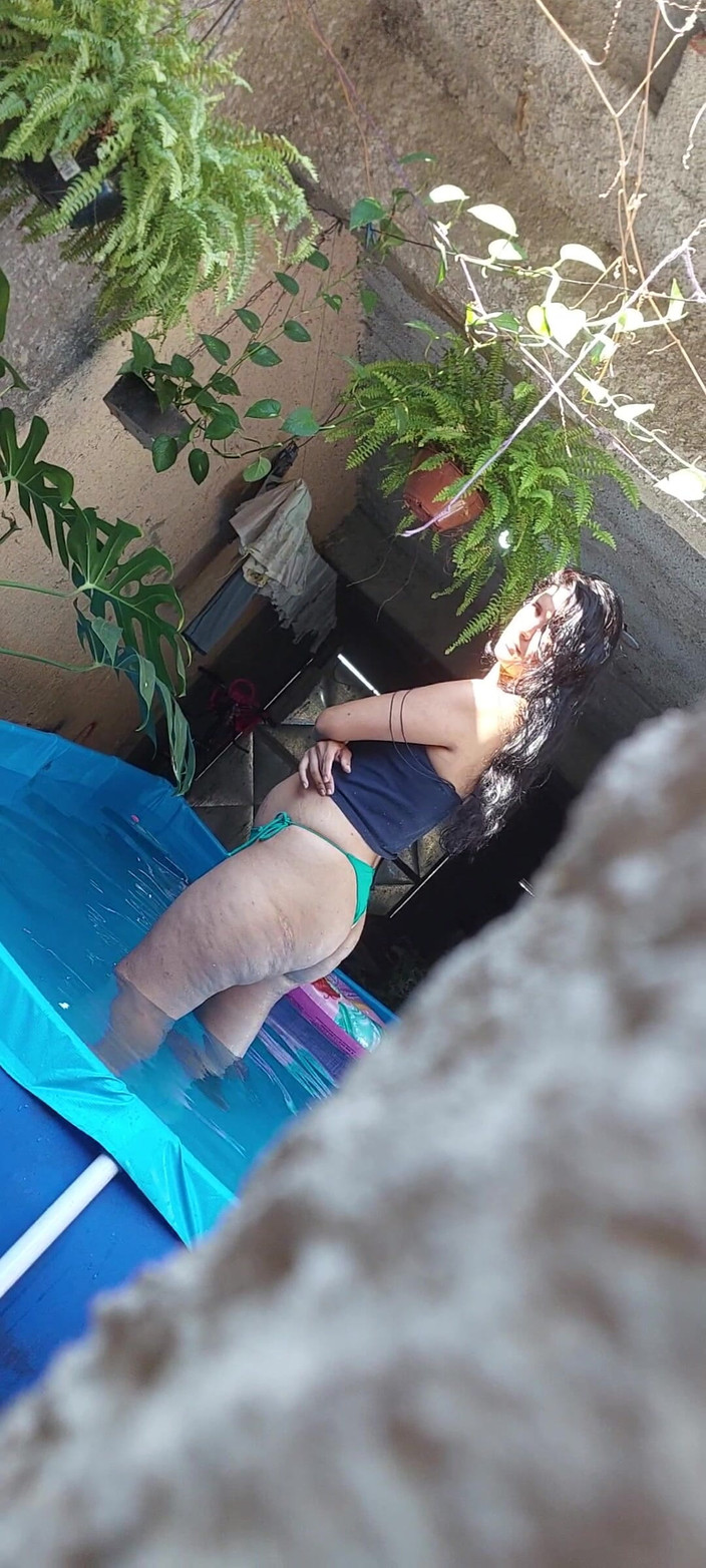Renatinharj: 바네시냐는 내가 그녀를 지켜보는 것을 보고 옷을 내게 던집니다