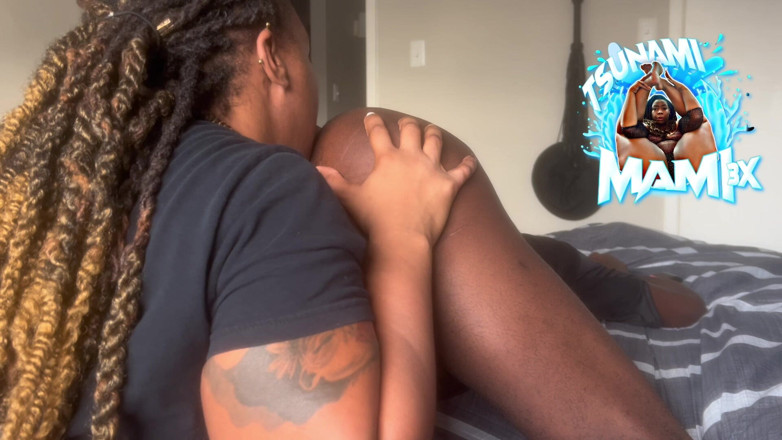 Tsunami mami: Um rimjob para uma bunda de chocolate