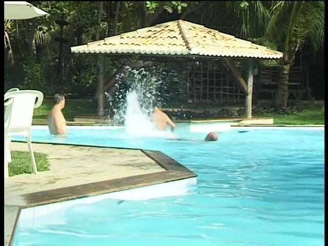 Lucky Cooch: Awek eboni berseronok di kolam dengan kekasihnya