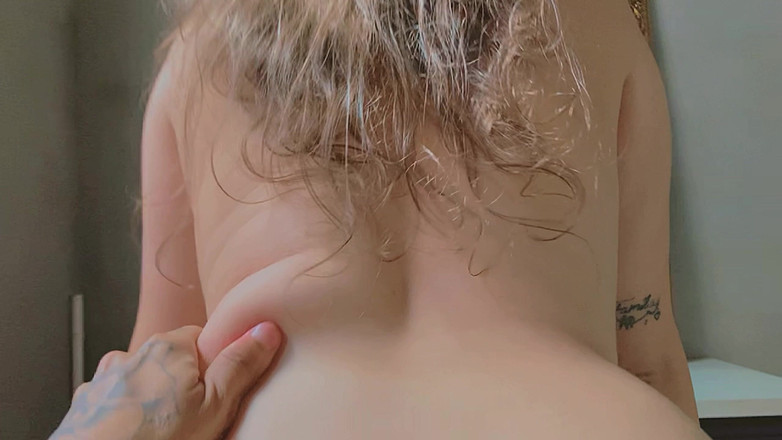 More Candy: 继母用她的大屁股骑乘我的鸡巴