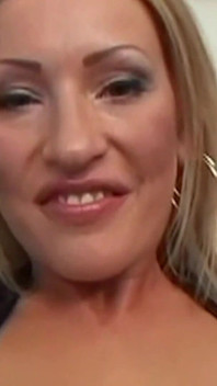 De legendarische Michael Stefano belde zijn zwarte vriend om deze blanke kont teef anaal te neuken