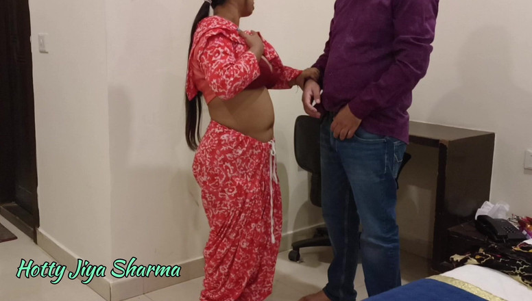 Hotty Jiya Sharmaa: Chlap z pokojové služby měl sex poté, co viděl dívku...