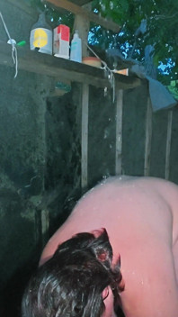 매일 칼럼: 샤워하는 벌거벗은 몸