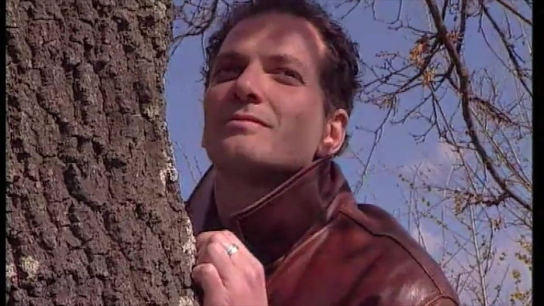 Inthe MILF room: 이 이탈리아 창녀는 네 명의 사냥꾼의 성기를 빨아들이고 받아들인다