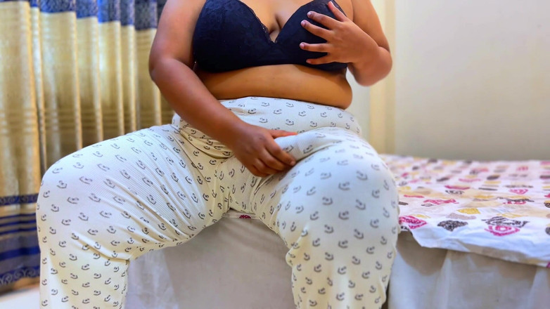 Aria Mia: La calda matrigna con un grosso cazzo grasso si masturba è...