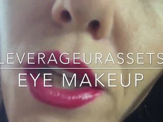 Leverage UR assets: 当我化妆时，紧盯着我的眼睛。第一眼影，然后睫毛膏。我的大蓝眼睛会让你着迷。
