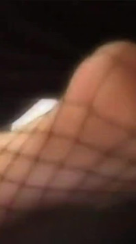 Bondage, gode sexuel dans le cul et une MILF excitée en veut plus
