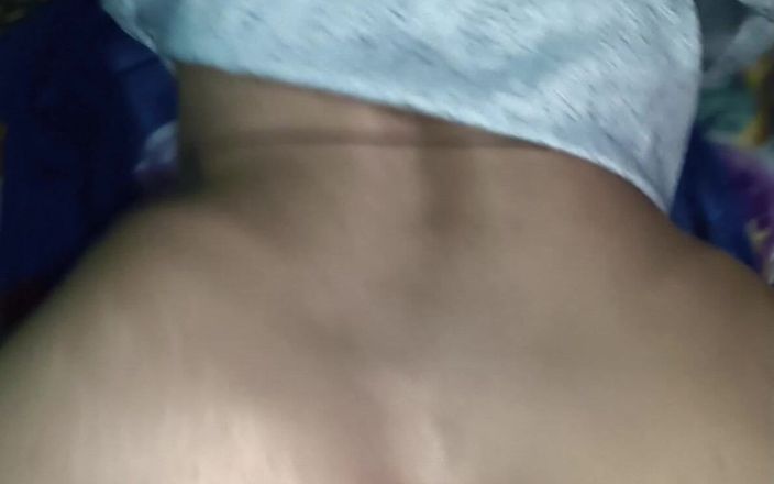desilaunda96: Teman wanita ke rumahnya dan berkongkek dengannya di sofa apabila...