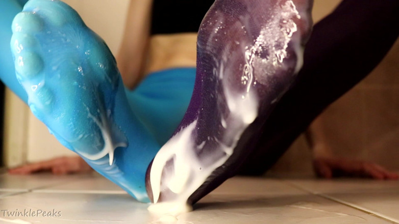 TwinklePeaks: Pończochy nasączone spermą