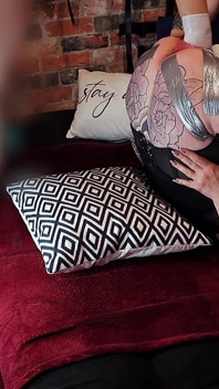 Une femme mariée se fait fister dans une position intense