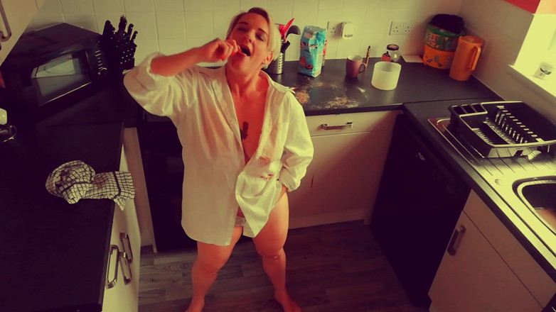 Kylie Britain Adventures: Britse natte en vochtige bak-off