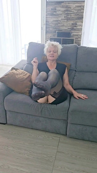 MILF Sofy Juega Con Su Vibrador Y Este Consolador El Coño Muy Mojado