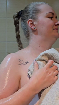 Ducha Rápida De La Esposa Después Del Trabajo