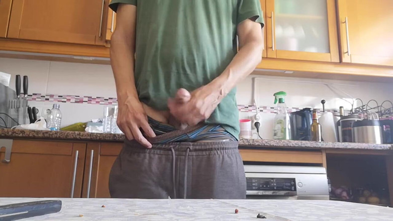 Rafael Torreano: 부엌 테이블에서 큰 부하를 발사하는 핫한 남자