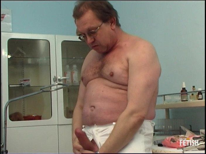 Gay Diaries: Perverzní baculatá doktorka masturbuje pomocí lékařských nástrojů