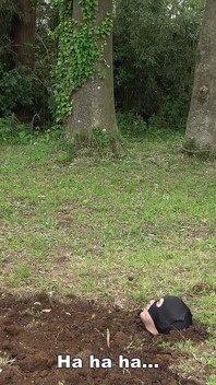 Ama ata esclavo a un árbol en el bosque y azota, luego sale en el suelo con sólo la cabeza expuesta, desenmascarndo durante la noche