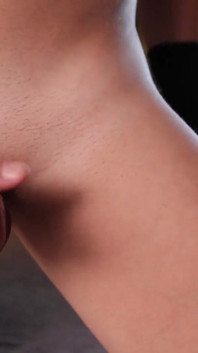 Twink s velkým čůrákem vám ukáže, jak by šukal do zadku