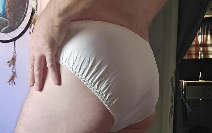Fantasies in Lingerie: Malá ranní masturbace v mých bílých hedvábných kalhotkách