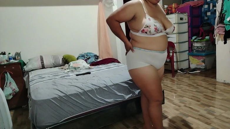 Stepmom_with_big_tits: 화장실에서 나오는 계모를 몰래 녹화한 배다른 아들