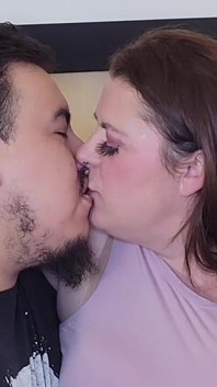 Universitária beijando lição