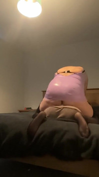 Auf meinem bett will es dringend