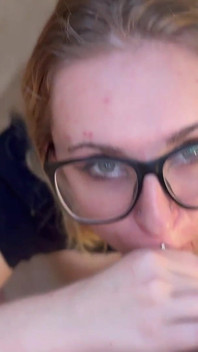 Ayla vixen fa un pompino ed offre di mettere giù tv remote