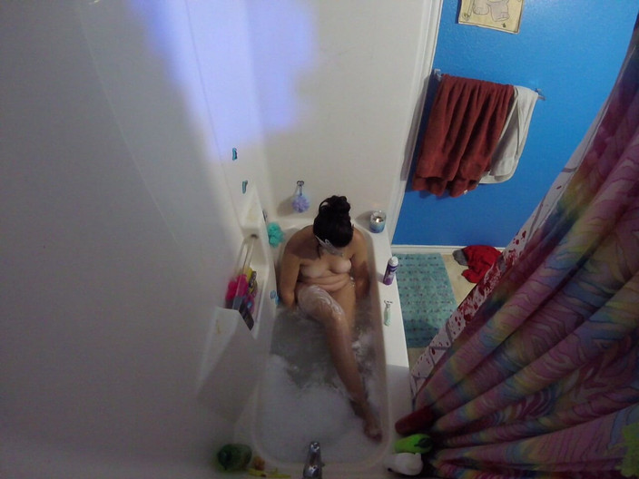 Ohdangitsmyfans: 浴槽のホットな妻が脚とマンコを剃る