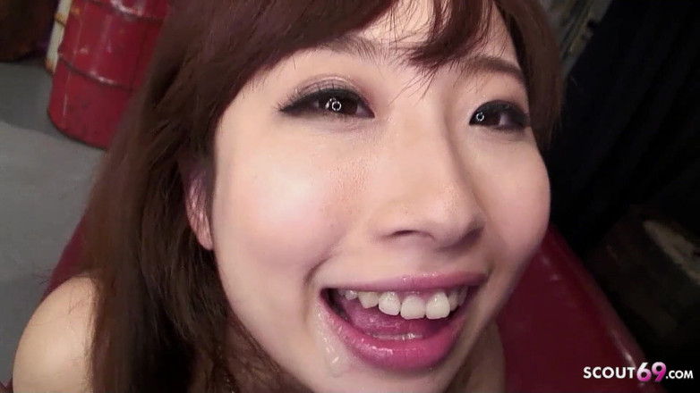 Asian porn collection: Carina ragazzina asiatica magra con grandi tette fa un servizietto...
