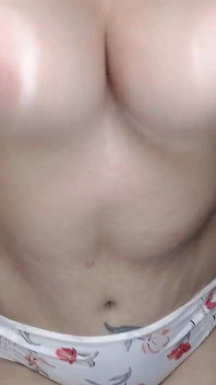 Gros seins double D huilé et largués