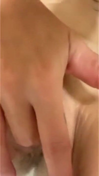 Aku fingering memekku sendirian di kamar mandi
