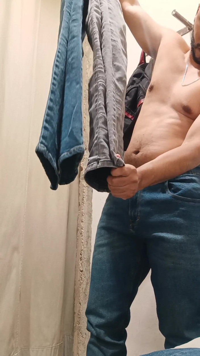 Tommhot: Močení v koupelně a masturbace v šatně obchodu