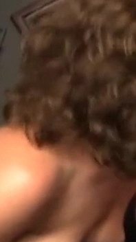 Gucurly vlasy brunetky umývá hříchy s gloryhole cum