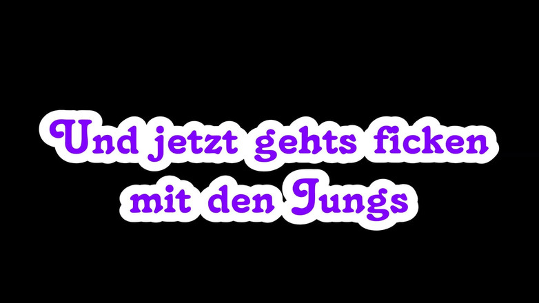 Melissa Deluxe: Une fille excitée s'éjacule dans un costume en nylon avant...