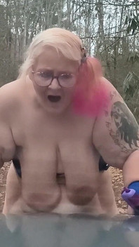 Caminando desnudo en el bosque