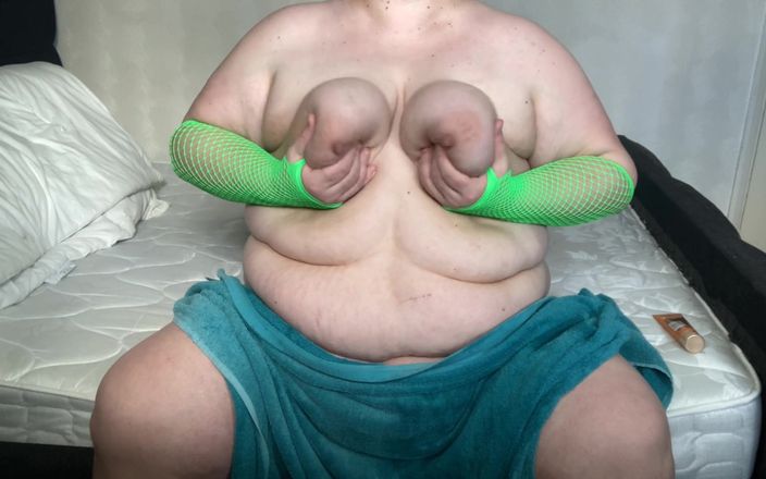 Real homemade BBW BBC porn: Je frotte mes tétons en serrant mes seins, chatte intense,...