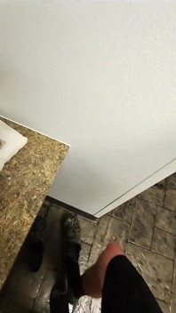 POV veřejné sprchování kouření v zákulisí se sexy manželkou