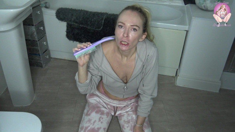 Brea Rose: Peeing on My Clothes