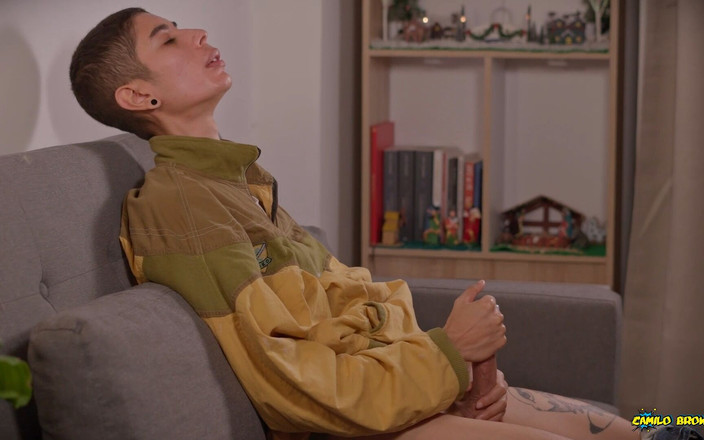 Magic C: Sexy hubená dvojčata si honí svého velkého čůráka, dokud nevystříká velkou...