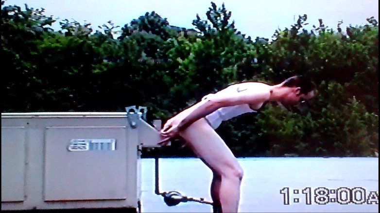 Jon Screcrow: Crossdresser Cavalgando Um Vibrador Gigante Na Parte Superior Do Telhado