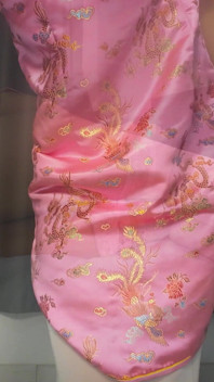 Sis-k sur une robe chinoise rose essaye trois tailles de plug anal, épisode 1 : plugs anaux de petite et moyenne taille