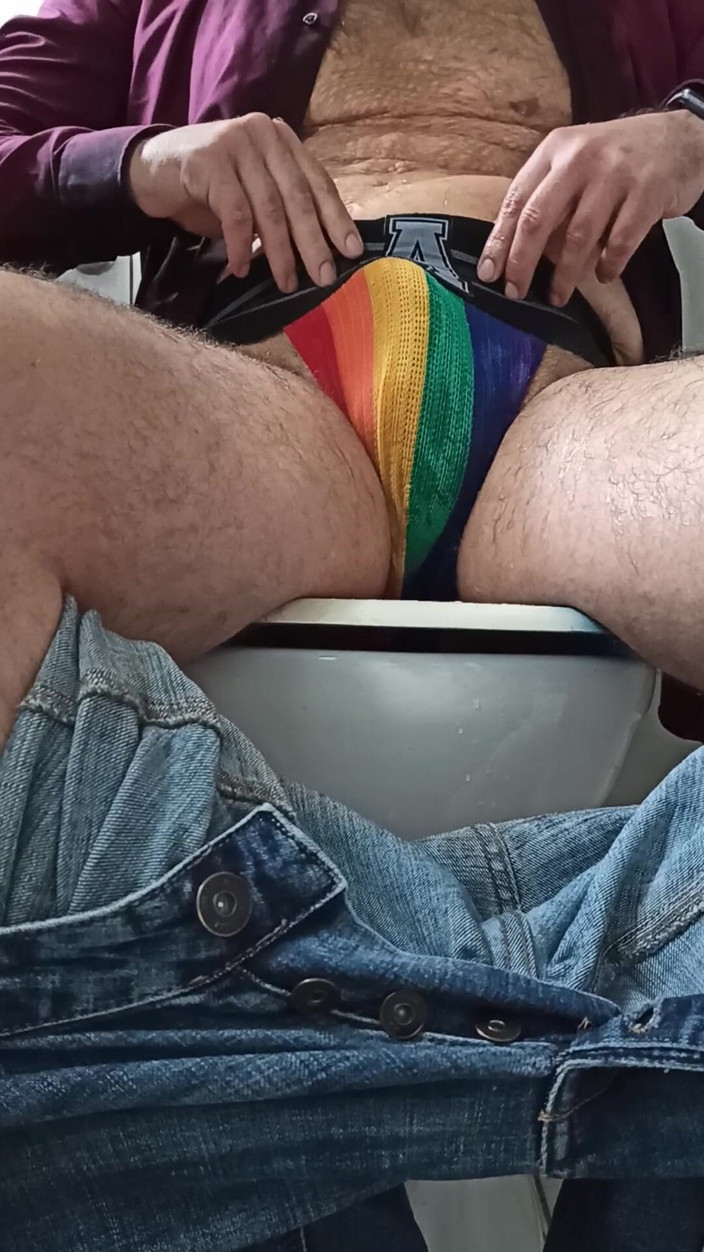 Alex Butt: Alex kıyafetlerine işiyor