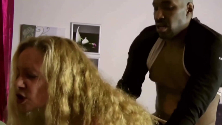 Mature Climax - 100% Mature Videos: Zralá blondýnka ošukaná černým ptákem